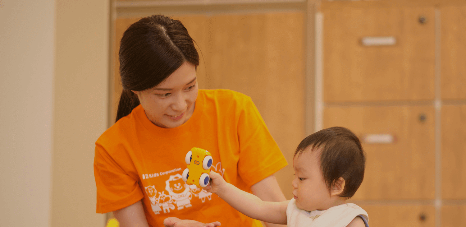 遊ぶの保育士と子ども