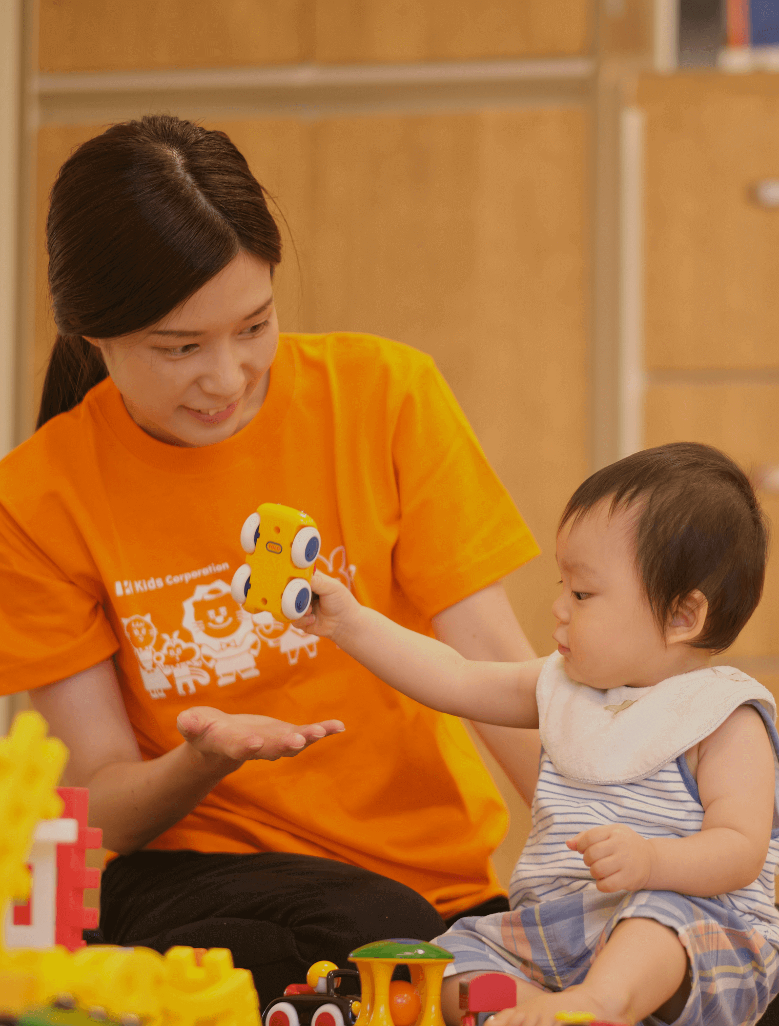 遊ぶの保育士と子ども